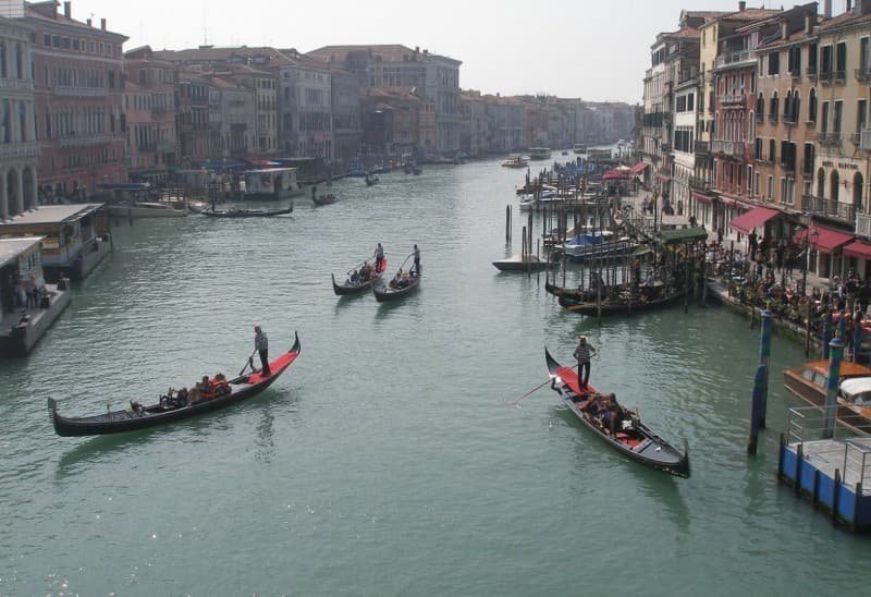 Venetsiyada gondola (qayiq)da suzish nima uchun qimmat?