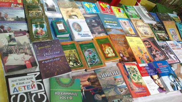 “O‘zbekenergo” AJ raisi o‘zi o‘qigan maktabga kitoblar sovg‘a qildi