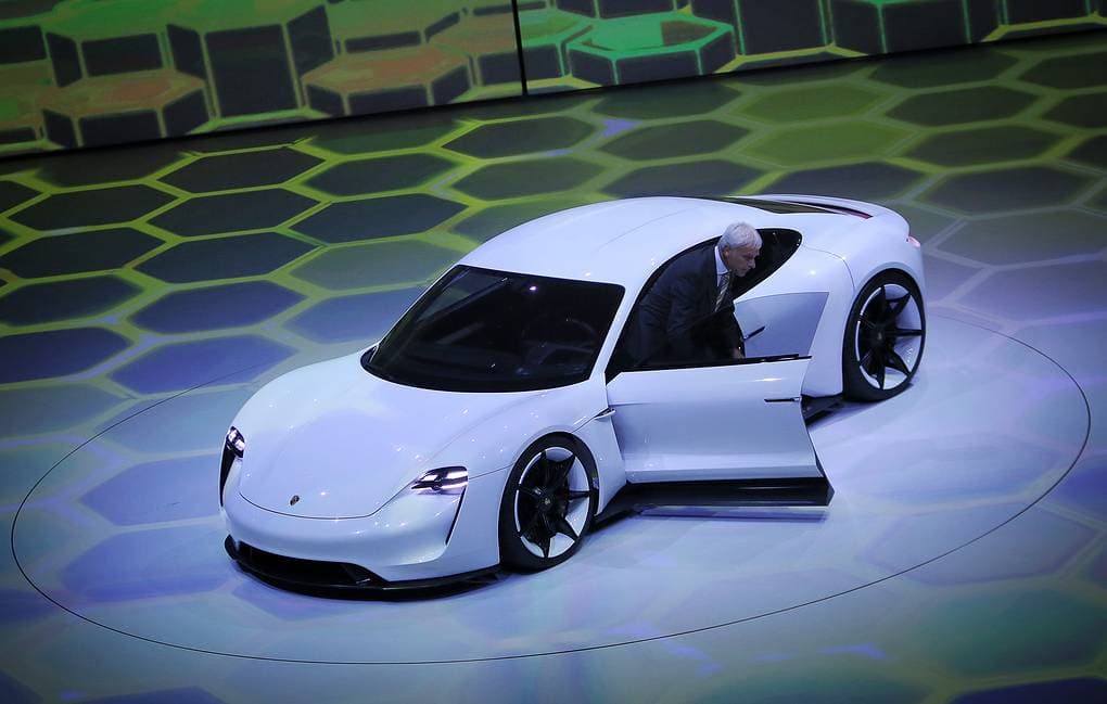 761 ot kuchi, quvvatlanishsiz 450 km: Porsche o‘zining ilk elektromobilini taqdim qildi