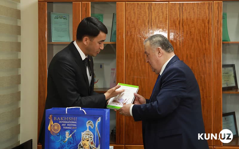 Turkmaniston prezidentining baxshichilik san'atiga bag‘ishlab yozgan kitobi O‘zbekiston Madaniyat vaziriga topshirildi