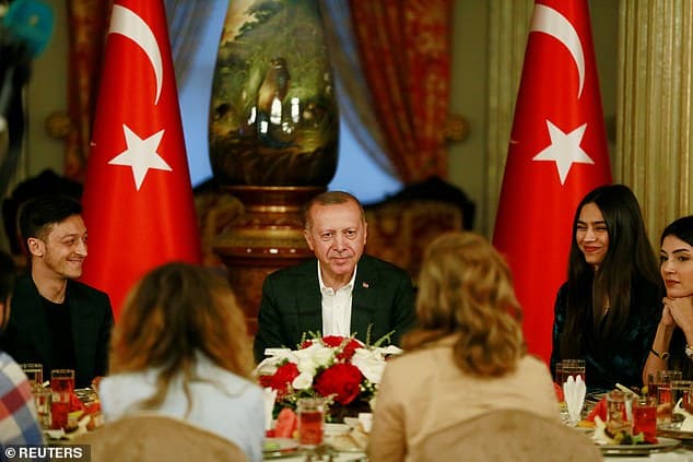 O‘zil Dolmabahcheda Erdo‘g‘an bilan iftorlik qildi