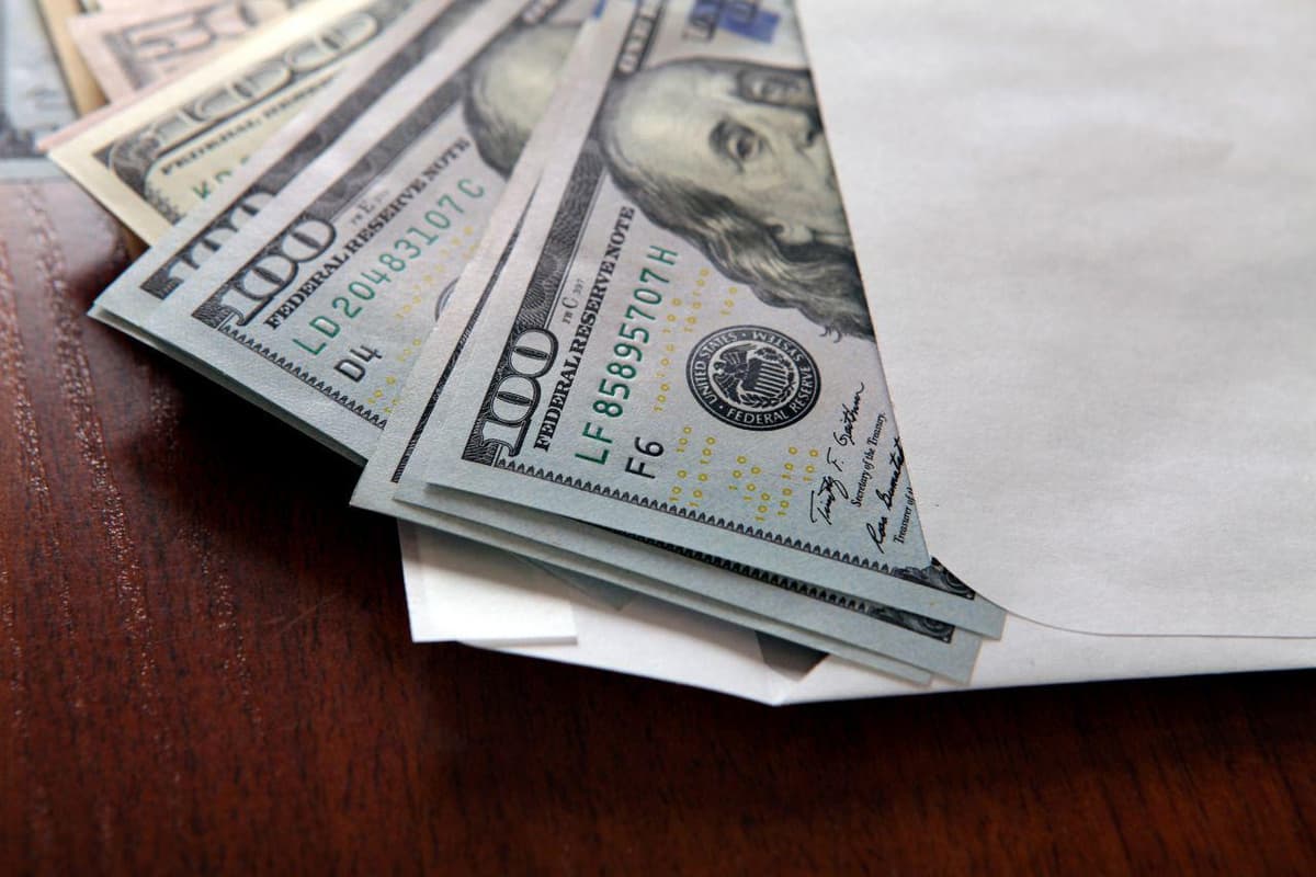12 ming dollar evaziga Andijon davlat universitetiga o‘qishga kiritib qo‘yishni va'da qilgan xodim qo‘lga olindi