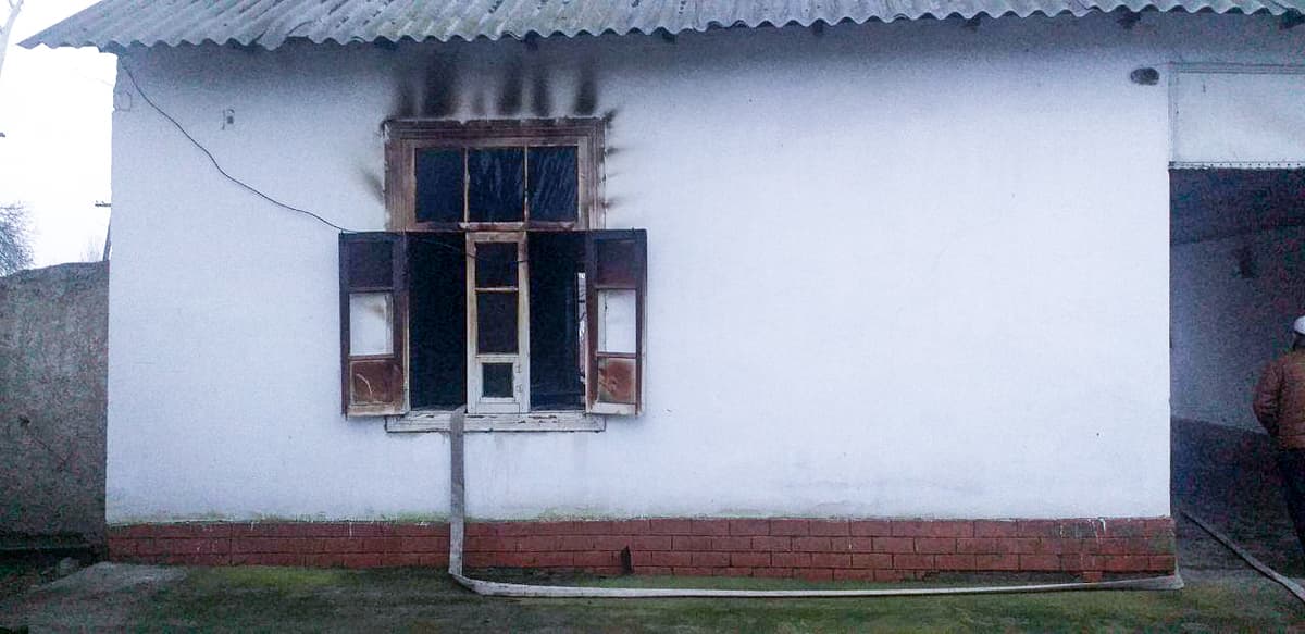Izboskanlik erkakning sigaret chekib uxlab qolishi oqibatida uyi yonib, o‘zi vafot etdi