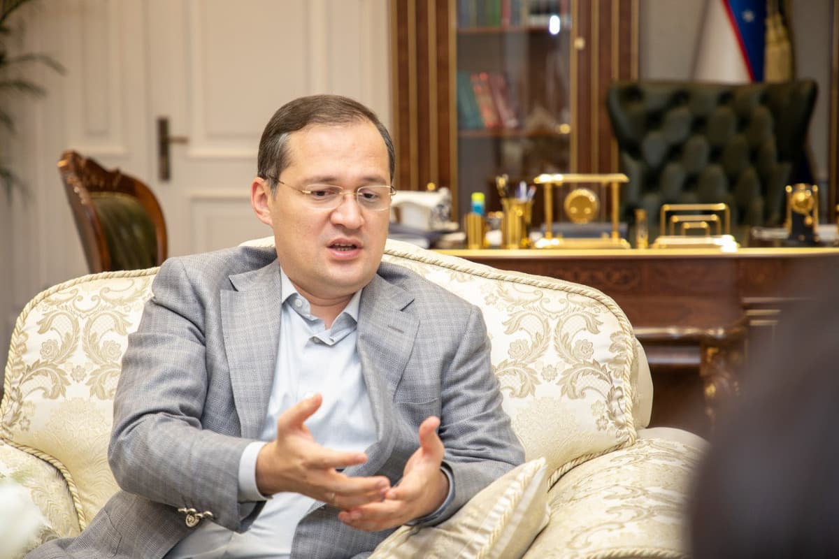 Komil Allamjonov yoshlarni tabriklab, hayotiy voqeani aytib berdi