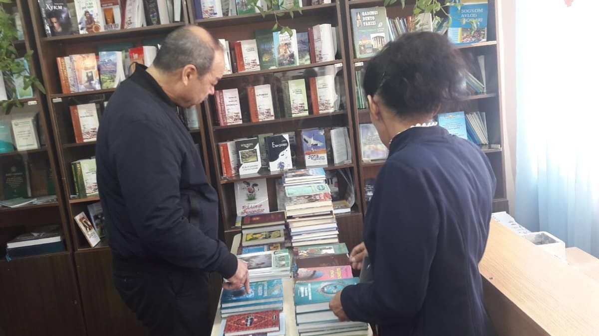Abdulla Aripov Jarqo‘rg‘ondagi maktabga o‘z shaxsiy kutubxonasidan kitoblar sovg‘a qildi