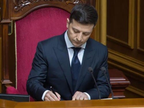 Zelenskiy Oliy radani tarqatib yuborish to‘g‘risida farmon chiqardi