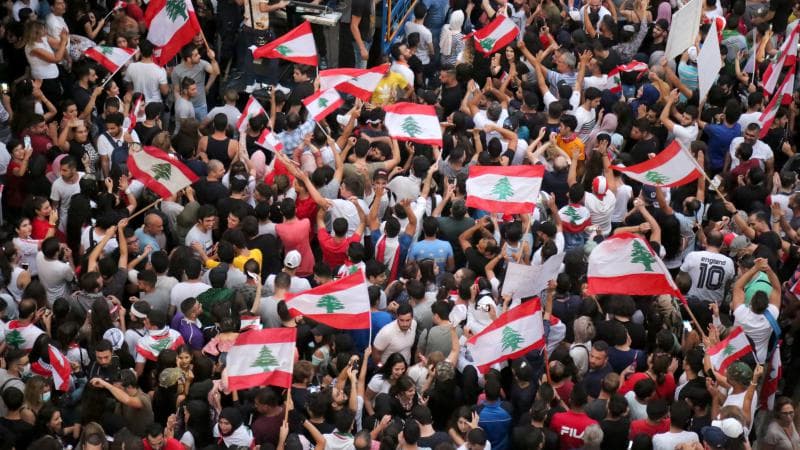Bayrut markazida namoyishchilar bosh vazir iste'fosini bayram qilishmoqda
