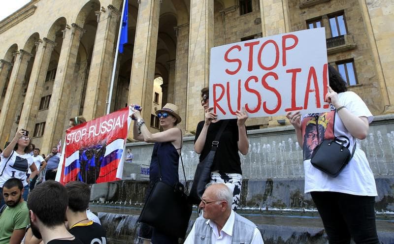 Путин Грузияга парвозларни тақиқлади ва у ердан барча россияликларни олиб чиқишни буюрди