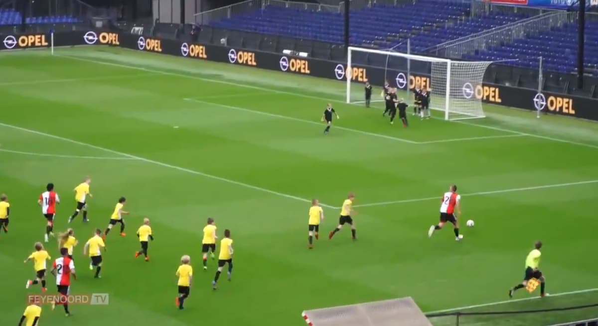 “Feyyenoord” futbolchilari 120 bolaga qarshi antiqa uchrashuv o‘tkazdi (video)