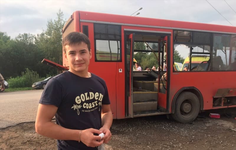 O‘zbekiston bosh konsulxonasi Permdagi YTHda jarohatlanganlarga yordam bergan Danil Yo‘ldoshevni taqdirladi