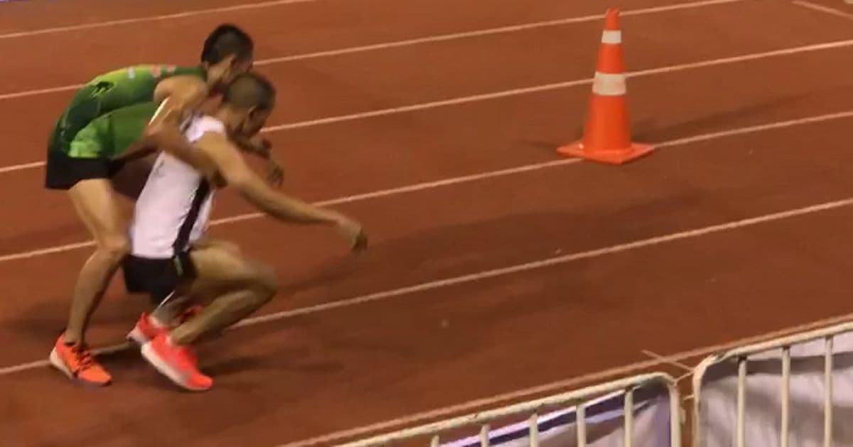 Sportchi yugurishdan to‘xtab, jarohat olgan raqibini marragacha olib bordi (video)