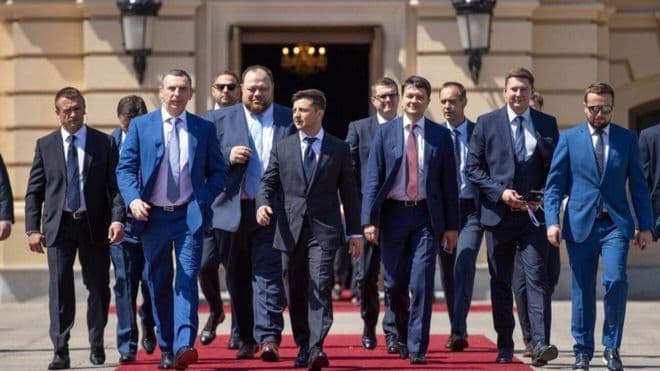 «Zelenskiyning do‘stlari». Yangi prezident ilk tayinlovlarni amalga oshirdi. Ular kimlar?