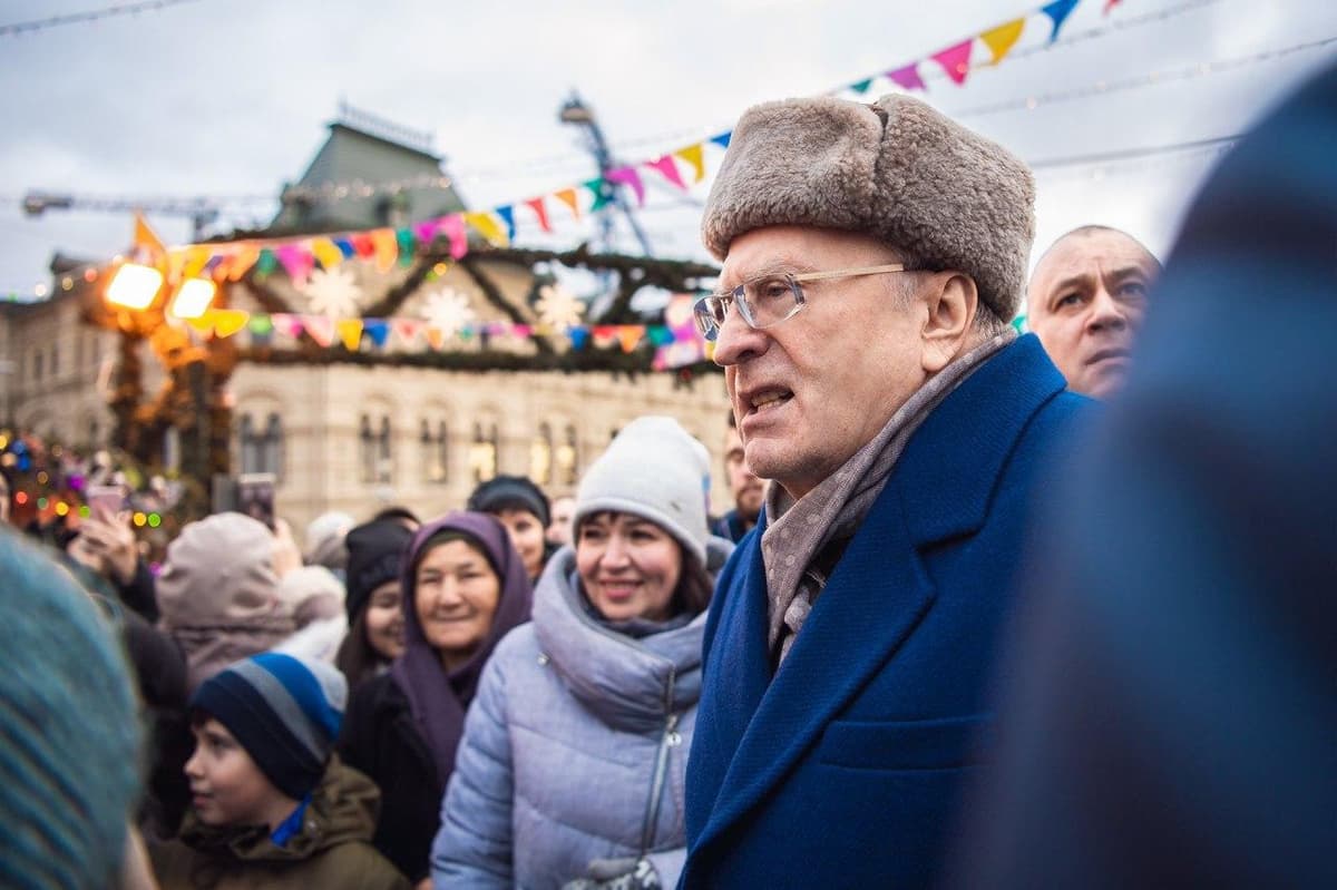 «Сироты, крепостные, холопы»: Жириновский раздал деньги на Красной площади