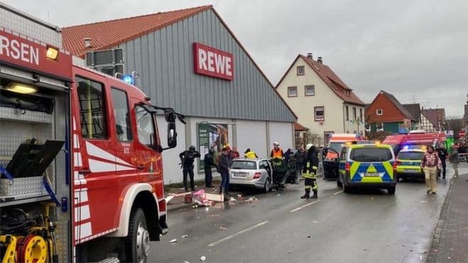 Germaniyada avtomobil karnaval ishtirokchilarini bosib ketdi. Kamida 15 kishi jarohatlangan