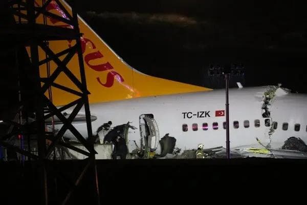 Istanbul aeroportida samolyot qo‘nish vaqtida uchga bo‘laklanib ketdi