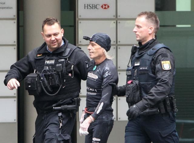 Fransiyalik «o‘rgimchak-odam» pensiya islohotiga norozilik sifatida 187 metrlik binoga ko‘tarildi