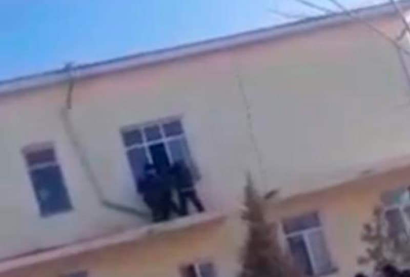 Qoraqalpog‘istonda fuqaro poliklinika binosining 2-qavatidan o‘zini tashlamoqchi bo‘ldi. IIV rasmiy ma'lumot berdi