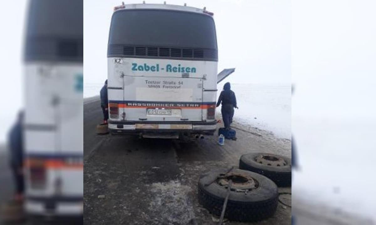 Aqto‘beda ichida 53 nafar o‘zbekistonlik bo‘lgan avtobus buzilib qoldi