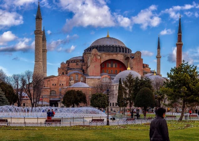 Turkiya Yevropa ittifoqiga cherkovlarga aylantirilgan masjidlar haqida eslatib qo‘ydi