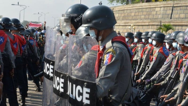 Myanmada harbiylar isyoni