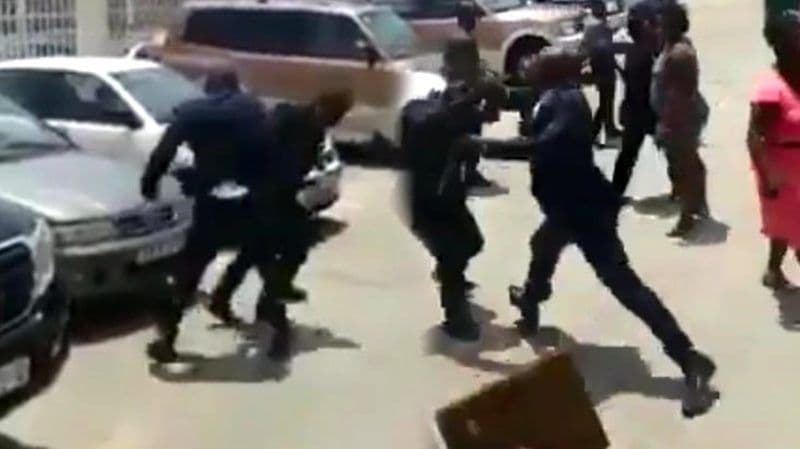 Gvineya prezidenti mehnat vazirini ko‘chada do‘pposlab ketdi (video)