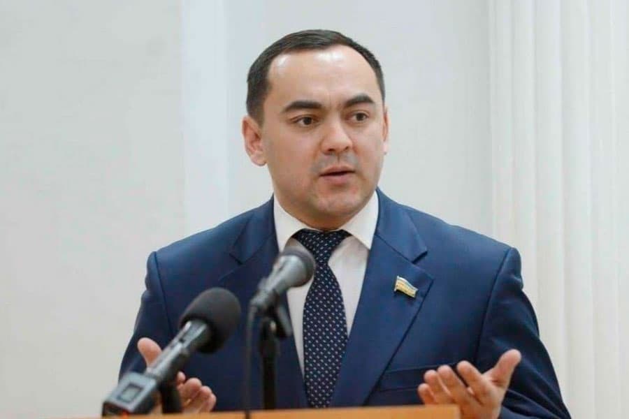 Abduqodir Toshqulov: «Nega qizlarimiz xorijdan kelganlar oldiga gul ko‘tarib chiqishi kerak?»