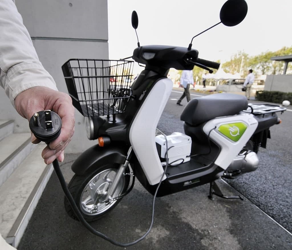 Tezligi 40 km/soatdan oshadigan elektroskuter va elektromototsikllar ham davlat ro‘yxatidan o‘tkaziladigan bo‘ldi