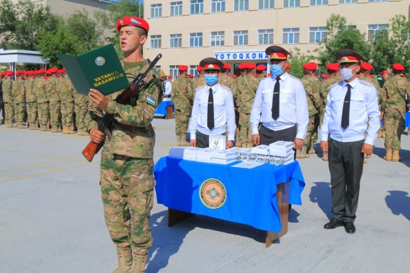 Foto: Nukus garnizonida askarlarning Vatanga qasamyod qabul qilish marosimi bo‘lib o‘tdi