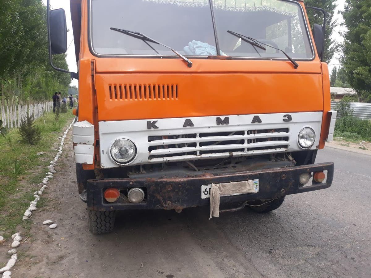 Andijonda «Kamaz» urib ketgan velosipedchi voqea joyida vafot etdi