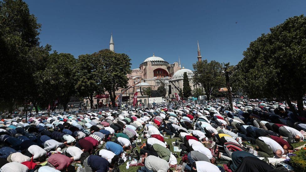 Foto: Ayo Sofiyada 86 yilda ilk bor juma namozi o‘qildi