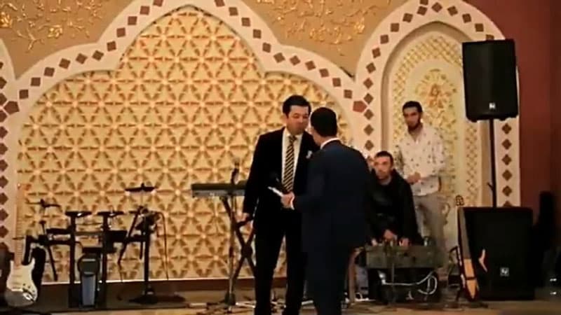 «Mani ismim AvazBeK» – qo‘shiqchi Avaz Olimov to‘yda boshlovchini so‘kkani tasvirlangan video tarqaldi