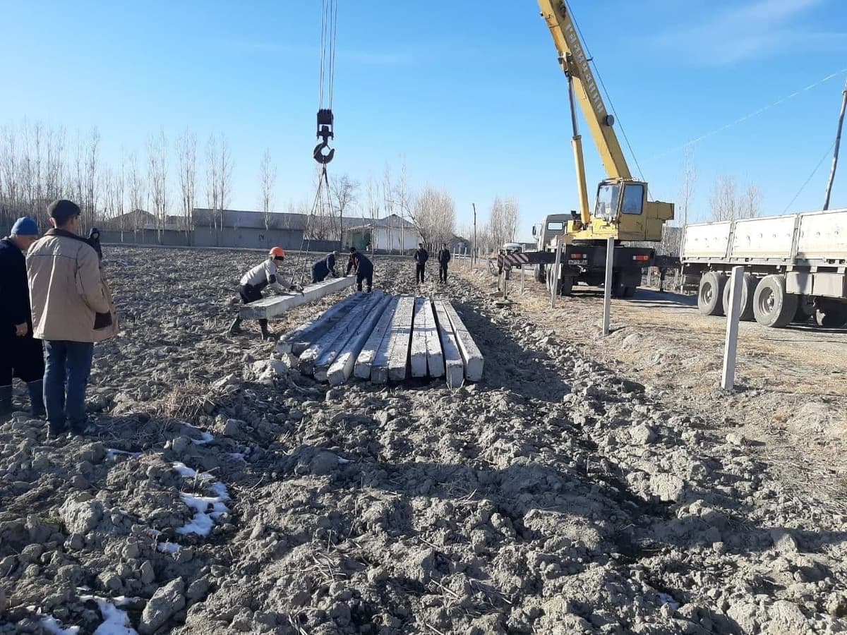 Tanqiddan so‘ng: Ishtixondagi qishloqqa beton simyog‘och o‘rnatish boshlandi