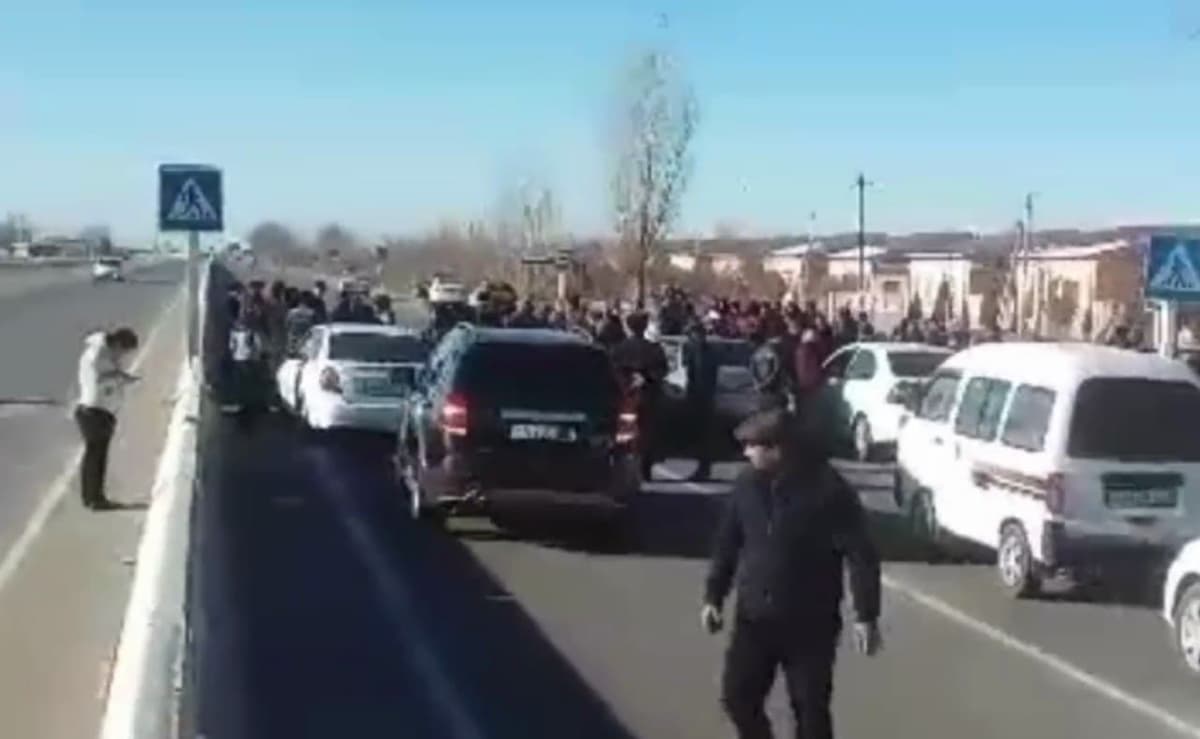 Jizzaxda gaz va svet yo‘qligidan xalqaro avtoyo‘l to‘sildi. Aholi murojaatini o‘rganish uchun komissiya tuzilgan