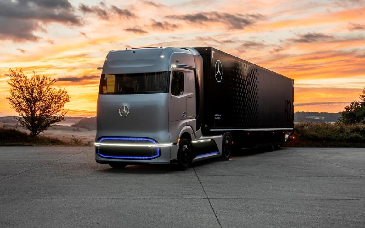 Mercedes vodorodda yuruvchi futuristik ko‘rinishdagi yuk mashinasini taqdim etdi (video)