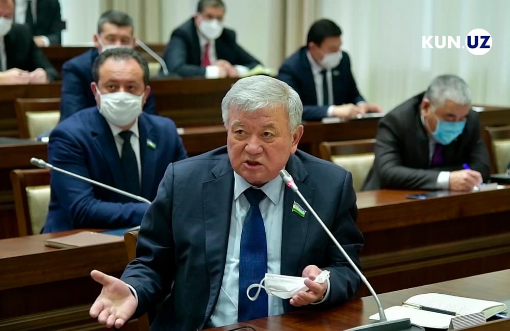 «Sizlarni deb xalq oldida sharmanda bo‘lyapmiz» – senator vazir o‘rinbosarining hisobotidan qoniqmadi