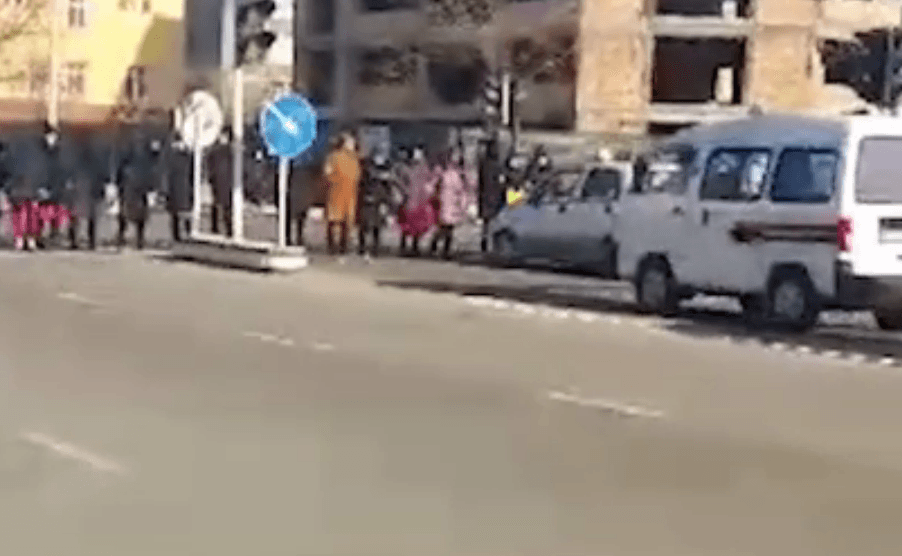Nukusda jamoat ishlari uchun oylik ololmagan ayollar ko‘chani to‘sib qo‘ydi. Mehnat vazirligi holat yuzasidan bayonot berdi