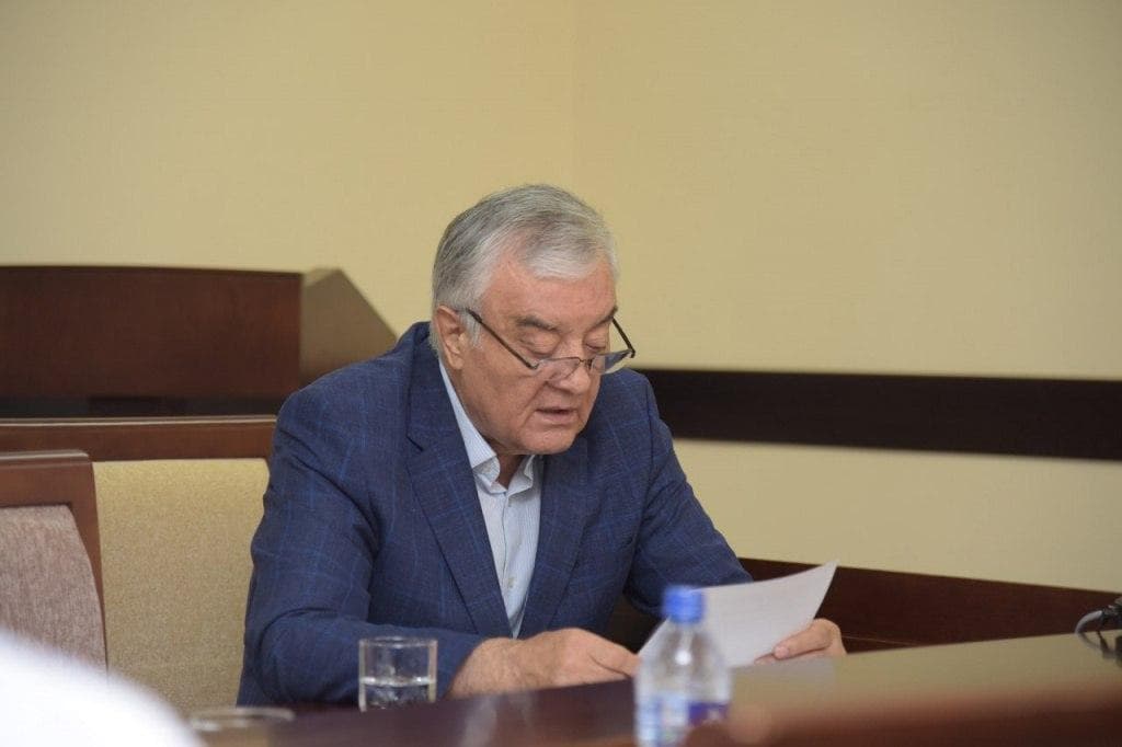 «Ta'mirlandi, deyilgan xonadonlar ta'mirlanmagan bo‘lib chiqmoqda» – Botir Parpiyev «Obod xonadon» tamoyili bo‘yicha ishlardagi kamchiliklarni aytdi