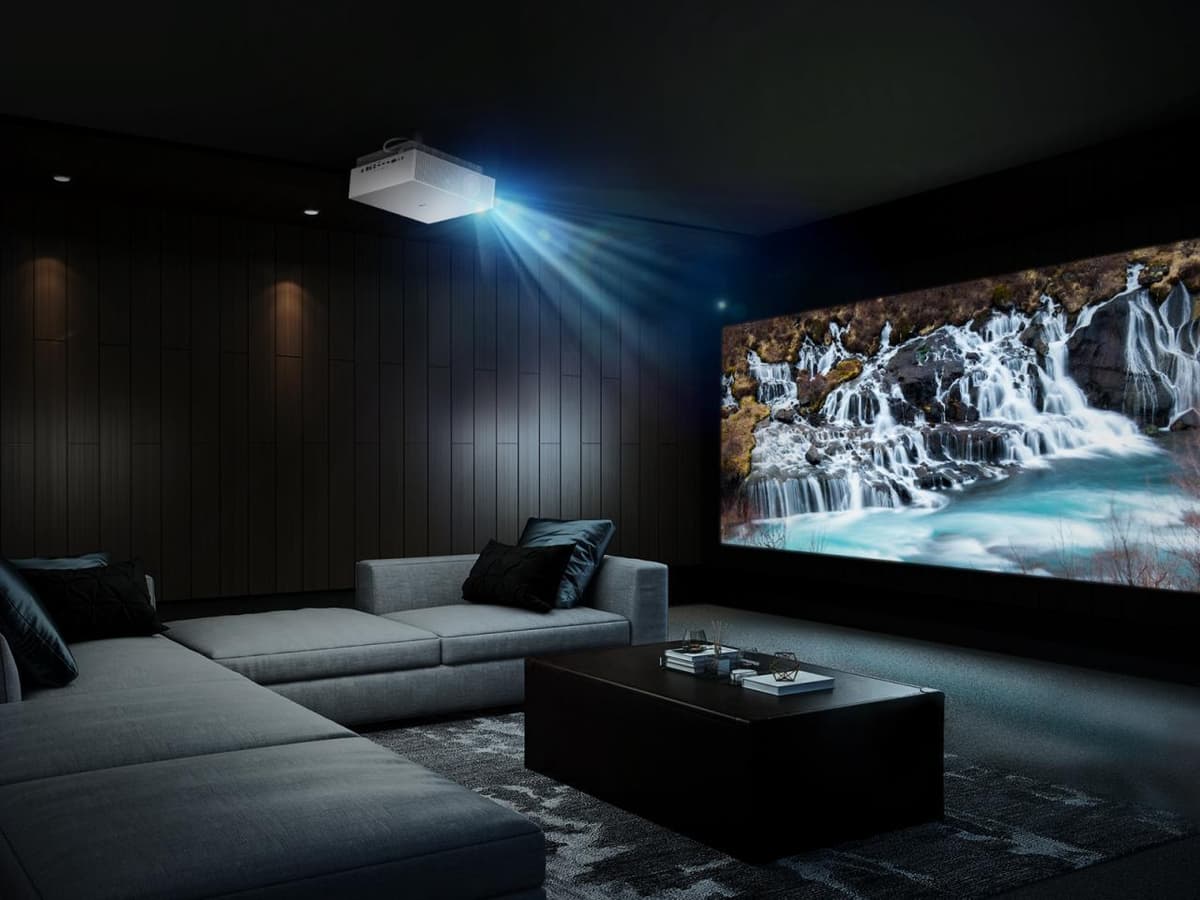 Yangi LG CINEBEAM proyektori uy kinoteatrida filmlar tomosha qilishni yangi darajaga olib chiqadi