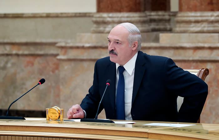 Lukashenko XVJ koronavirusga qarshi kurashish bo‘yicha nomaqbul talablarni qo‘yganini aytdi