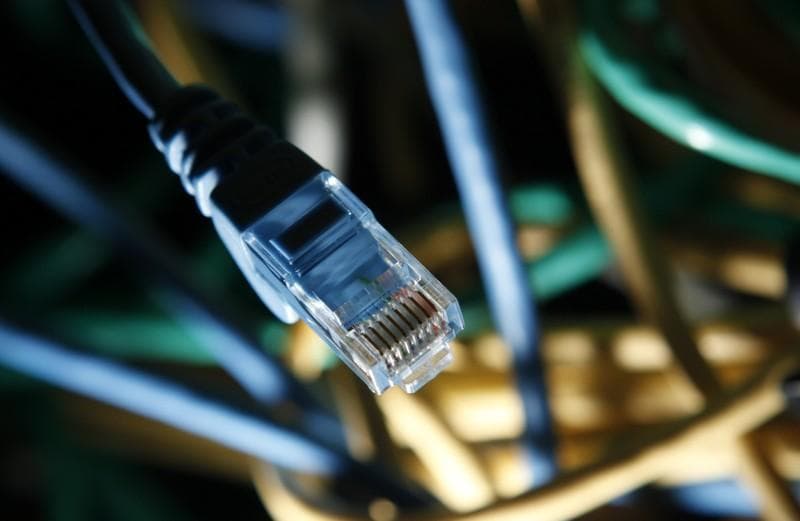 O‘zbekistonda barcha maktablarni optik tolali internetga ulash ishlari 1 yil ichida yakunlanishi aytildi