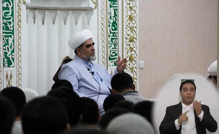 Shayx hazratning surdotarjimoni: «Imo-ishoralarim bilan dinimiz mohiyatini yetkaza olgan bo‘lsam juda xursandman»