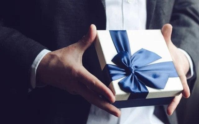 O‘zbekistonda davlat xizmatchilarining sovg‘a olishi qonun bilan taqiqlanishi mumkin