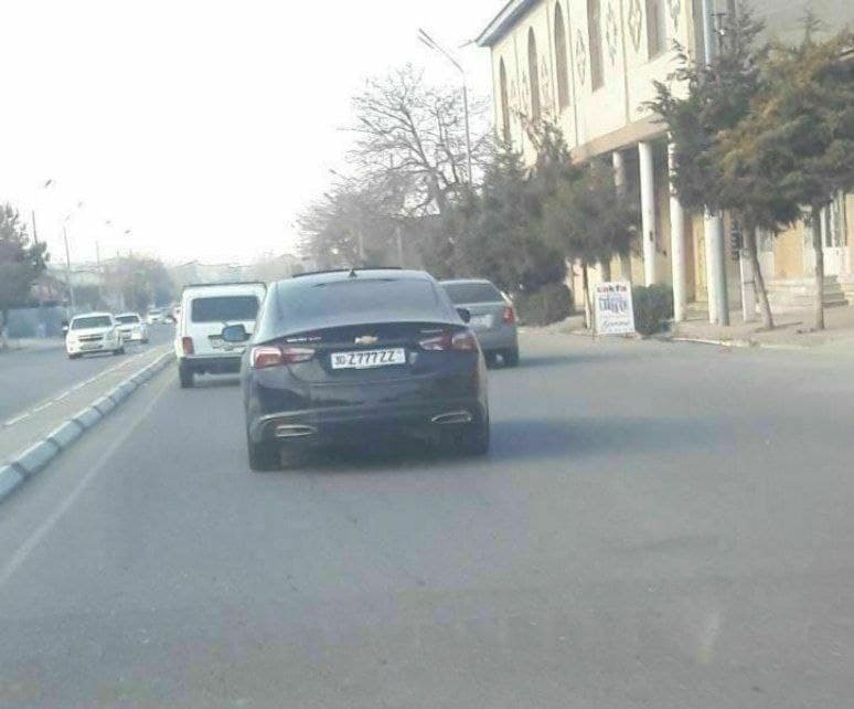 Auksionda narxi 600 mln so‘mga chiqqan avtoraqam ko‘chadagi avtomobilga taqilgani aks etgan surat bo‘yicha izoh berildi