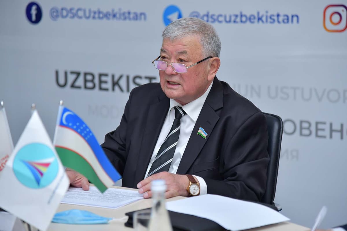 «Bizdan go‘ng hidi kelyapti» - Senator tezak yoqayotgan onaxonning iltimosi haqida gapirdi