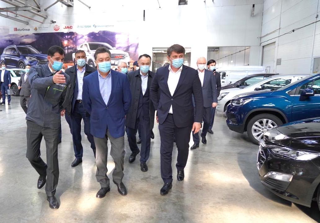 UzAuto Motors: Qozog‘iston Bosh vaziri ikki mamlakat avtomobilsozligi yetakchilari bilan uchrashdi