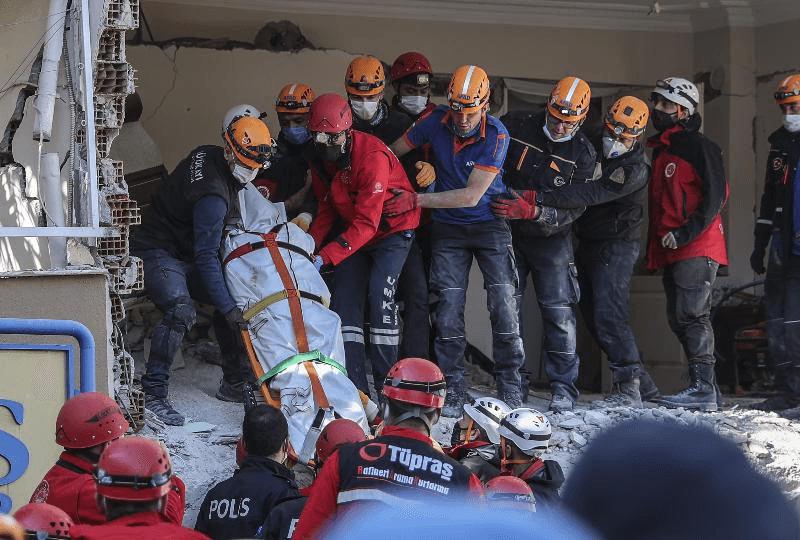 Turkiyada zilzila qurbonlari soni 79 kishiga yetdi. Erdo‘g‘an uyidan ayrilganlarning barchasiga yangi uy berilishini aytdi