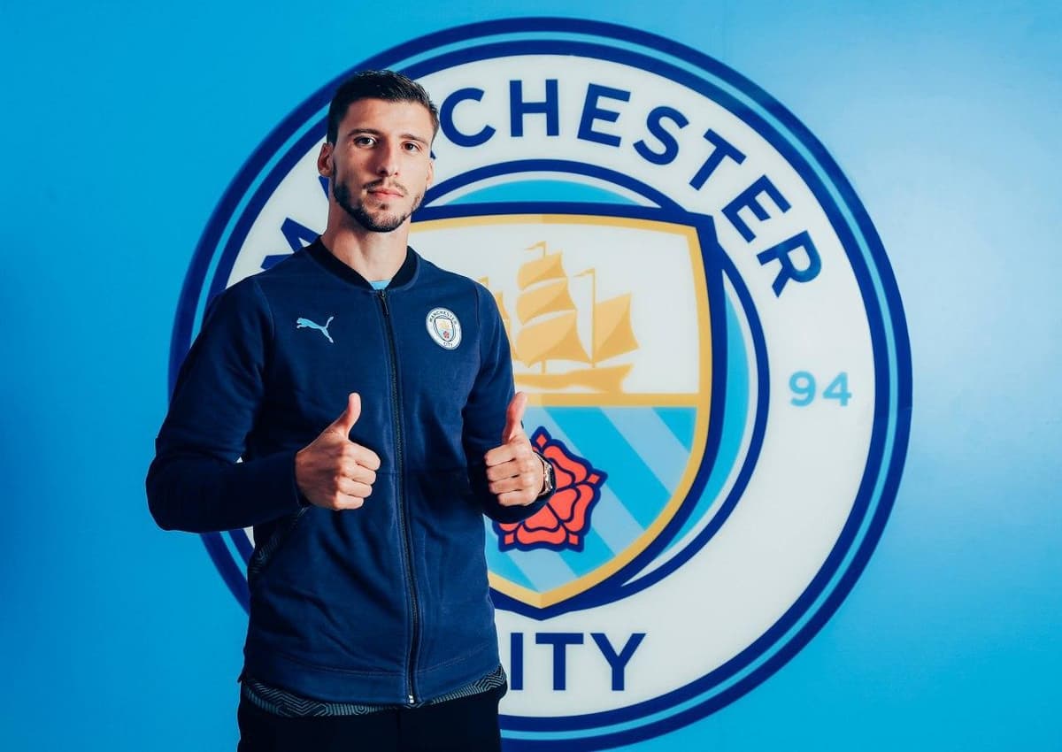 «Manchester Siti» yana bir himoyachi sotib oldi