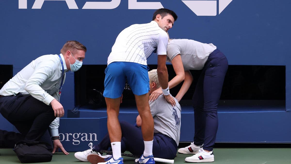 Novak Jokovich hakamga to‘p bilan zarba berib yuborgani uchun Us Open’dan chetlatildi