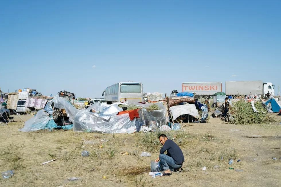 Biydek dalada: o‘zbekistonlik minglab migrantlar Rossiya-Qozog‘iston chegarasida qolib ketayotgani haqida