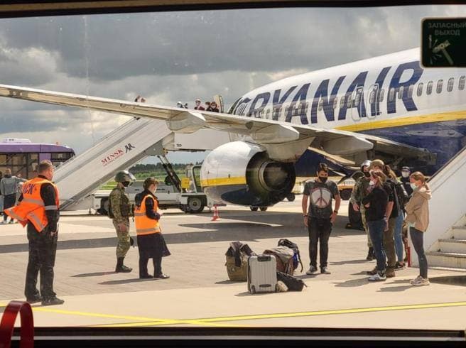 Minskda Ryanair samolyotini majburan qo‘ndirgan aviadispetcher g‘oyib bo‘ldi – OAV